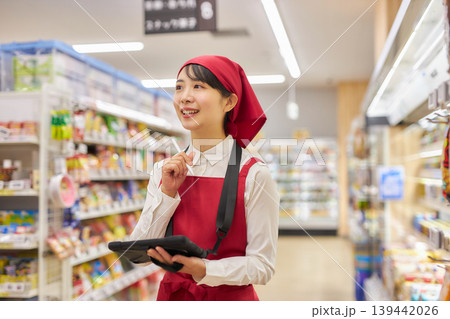 タブレットで商品管理をする若い女性 タブレットで商品管理をする若い女性 139442026