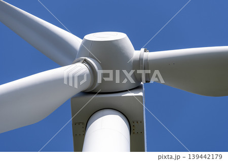 三浦市宮川公園の巨大な風力発電用風車とクリーンエネルギーの風景 三浦市宮川公園の巨大な風力発電用風車とクリーンエネルギーの風景 139442179