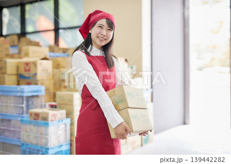 バックヤードでタブレットで商品管理をする若い女性 139442282