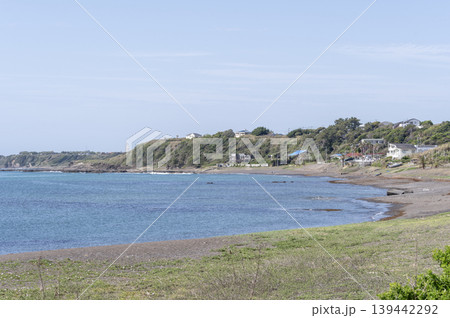三浦半島・三戸浜から望む穏やかな春の青い海と海岸線の風景 三浦半島・三戸浜から望む穏やかな春の青い海と海岸線の風景 139442292