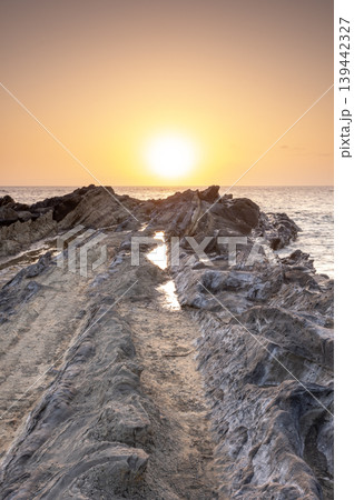 三浦市・城ヶ島の地磯の夕暮れの風景 139442327