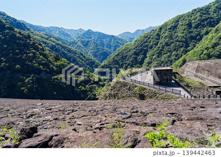 岩場の先に広がる新緑の山と展望スペース 139442463
