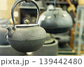 店内に展示された伝統的な鉄瓶 139442480