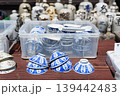 屋外に並べられた青い模様の陶器茶碗 139442483