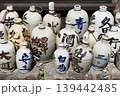 屋外に並べられた文字入りの陶器製酒瓶 139442485