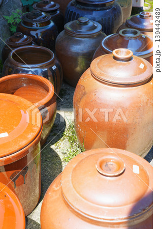 屋外に並べられた陶器の壺と甕 屋外に並べられた陶器の壺と甕 139442489