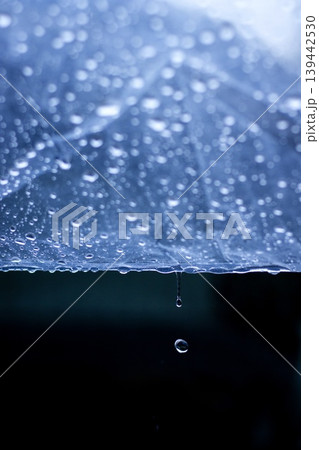 雨の日に傘から滴る雨粒 139442530