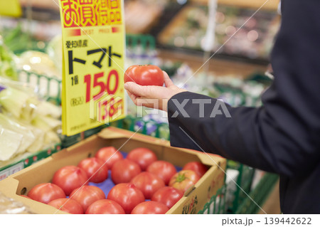 仕事帰りにスーパーマーケットで買い物をする若い女性 仕事帰りにスーパーマーケットで買い物をする若い女性 139442622