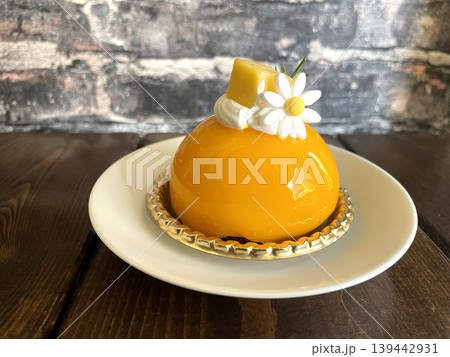 マンゴームースケーキ ドーム型ミラーグラズ仕上げ 139442931