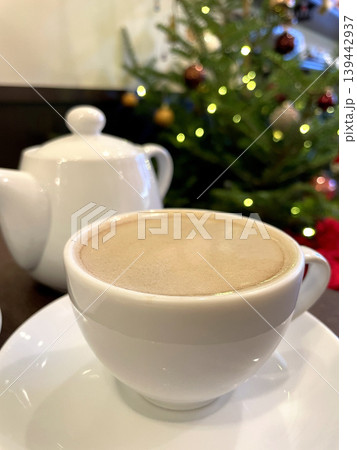 ブラジル産コーヒー サントアントニオ クリスマス装飾のカフェ ブラジル産コーヒー サントアントニオ クリスマス装飾のカフェ 139442937