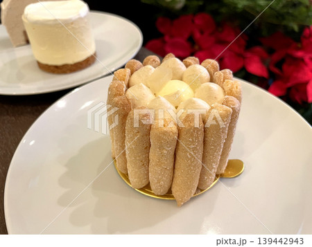 シャルロット・キャラメル・ポワール ビスキュイ生地のホリデーケーキ 139442943