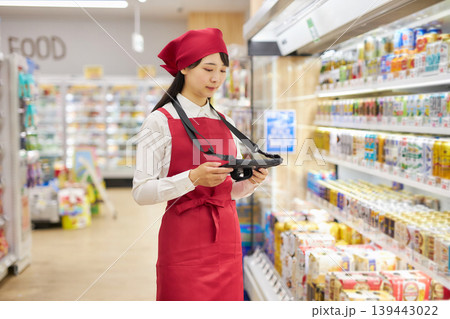 タブレットで商品管理をする若い女性 タブレットで商品管理をする若い女性 139443022