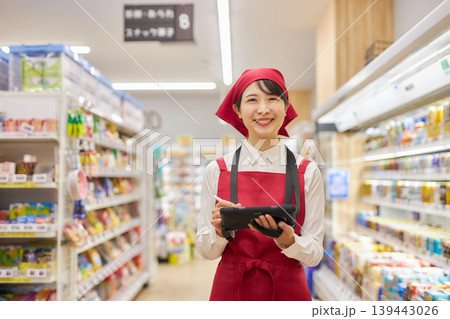 タブレットで商品管理をする若い女性 タブレットで商品管理をする若い女性 139443026