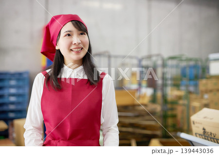 バックヤードでタブレットで商品管理をする若い女性 139443036