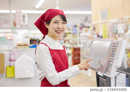 スーパーマーケットのレジで働く若い女性 139443080