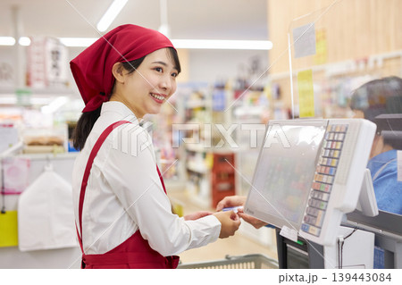 スーパーマーケットのレジで働く若い女性 スーパーマーケットのレジで働く若い女性 139443084