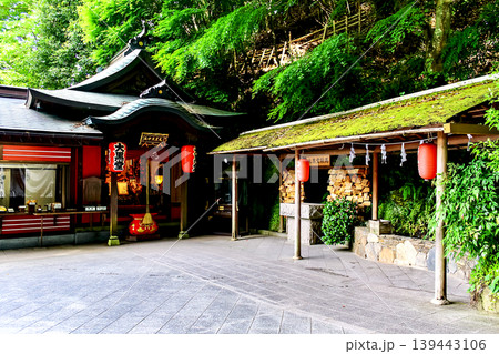 【福岡】初夏の南蔵院　 境内の大黒堂 139443106