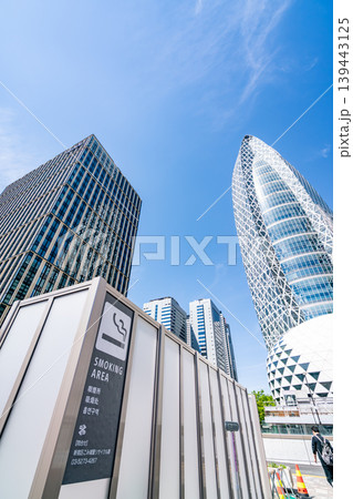 《東京都》日本の都市景観 高層ビル群の中にある屋外の喫煙所（令和8年5月） 139443125
