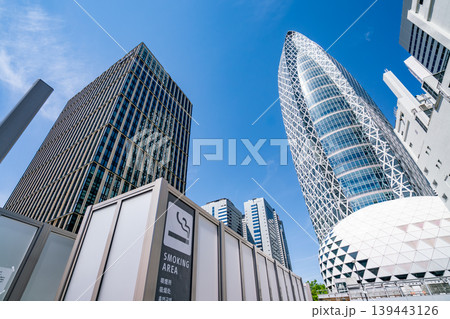 《東京都》日本の都市景観 高層ビル群の中にある屋外の喫煙所(令和8年5月) 《東京都》日本の都市景観 高層ビル群の中にある屋外の喫煙所(令和8年5月) 139443126