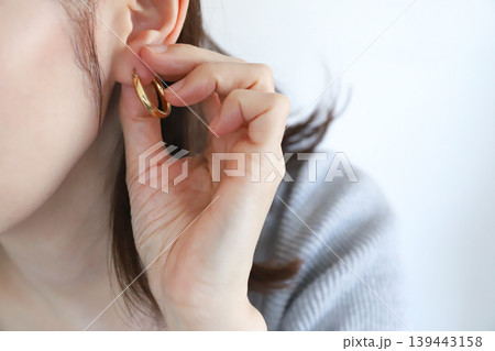 ピアスをつける女性の耳元 ピアスをつける女性の耳元 139443158