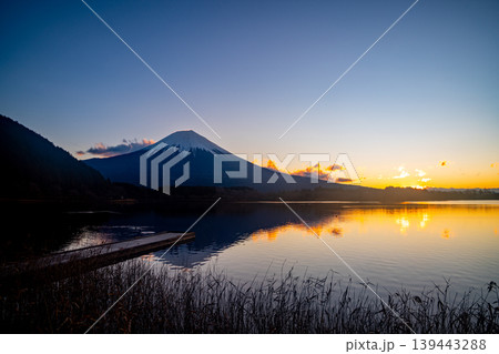 (静岡県)冬の田貫湖 日の出 (静岡県)冬の田貫湖 日の出 139443288