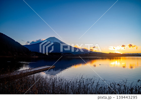 （静岡県）冬の田貫湖　日の出 139443295