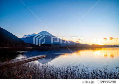 （静岡県）冬の田貫湖　日の出 139443296