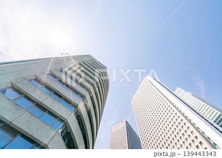 《東京都》日本の都市景観 高層ビルの建ち並ぶ春のビジネス街（令和8年5月） 139443343