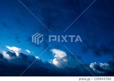 空の明暗差 139443760