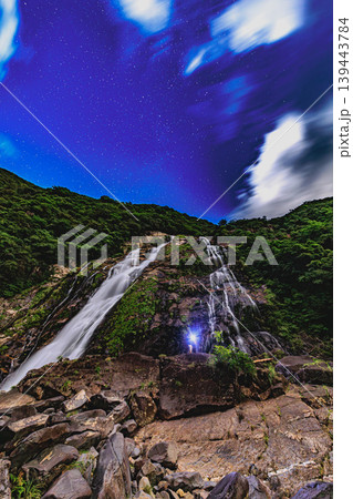 屋久島の大自然を感じる夜の大川の滝 屋久島の大自然を感じる夜の大川の滝 139443784