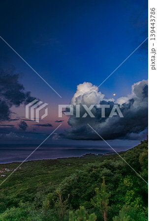 屋久島・千尋の滝第二展望台から望む幻想的な朝景 屋久島・千尋の滝第二展望台から望む幻想的な朝景 139443786