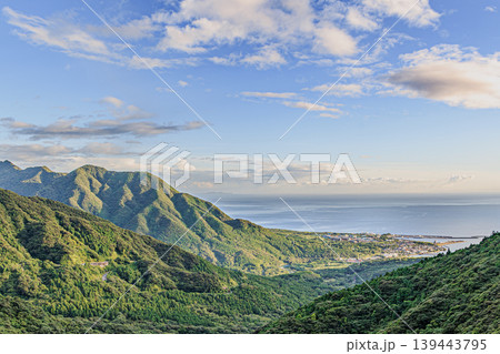 朝の光に包まれた屋久島宮之浦の絶景風景 朝の光に包まれた屋久島宮之浦の絶景風景 139443795