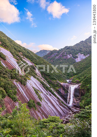 夜明けの光に包まれる屋久島・千尋の滝 139443800