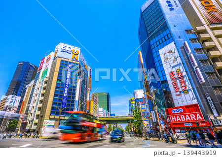 日本の東京都市景観5月2日。脅威のインバウンド続く…まるで異国、外国人観光客で賑わう秋葉原 日本の東京都市景観5月2日。脅威のインバウンド続く…まるで異国、外国人観光客で賑わう秋葉原 139443919
