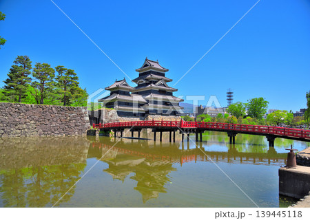 《長野県》新緑の松本城　埋橋（うずみばし） 139445118