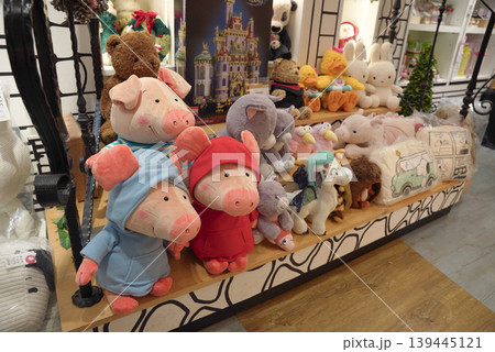 三匹の子豚 ぬいぐるみ 三匹の子豚 ぬいぐるみ 139445121