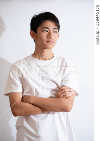 腕を組む少年 139445155