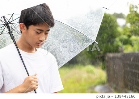 日傘を差す男性 日傘を差す男性 139445160