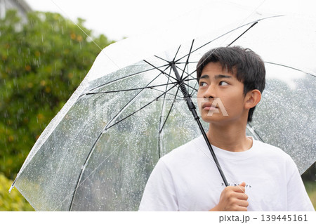 日傘を差す男性 日傘を差す男性 139445161