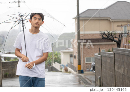 日傘を差す男性 日傘を差す男性 139445163