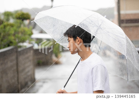 日傘を差す男性 日傘を差す男性 139445165