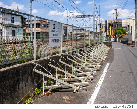 無人管理の有料駐輪場に設置された自転車ラック 無人管理の有料駐輪場に設置された自転車ラック 139445751