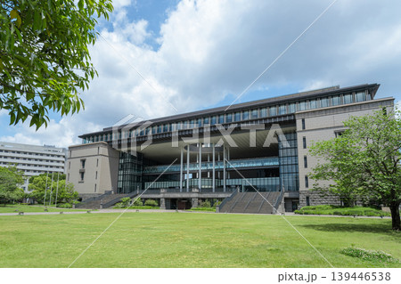かごしま県民交流センターの外観と芝生と新緑の風景(鹿児島市の公共施設) かごしま県民交流センターの外観と芝生と新緑の風景(鹿児島市の公共施設) 139446538
