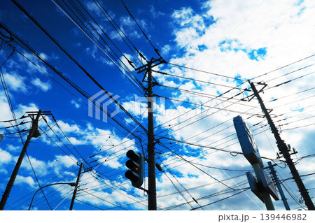 市街地の電信柱（電柱）と電線と青空の風景 139446982
