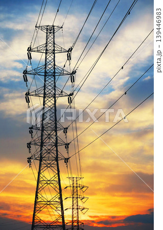 鉄塔と送電線と夕焼けの風景 鉄塔と送電線と夕焼けの風景 139446983