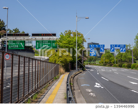 都市幹線道路と首都高速が並走する風景 分岐手前の多車線道路 自転車ナビラインあり 都市幹線道路と首都高速が並走する風景 分岐手前の多車線道路 自転車ナビラインあり 139446996