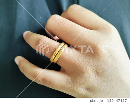 Close up of gold wedding ring. Ring gold wedding on finger hand 139447127