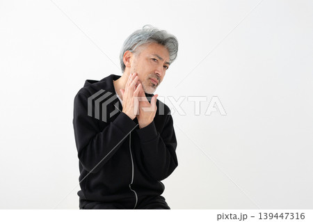 スキンケアをする男性 スキンケアをする男性 139447316