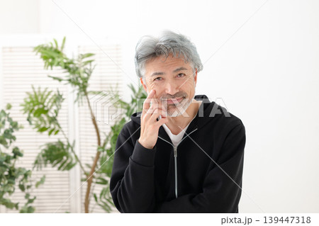 スキンケアをする男性 139447318