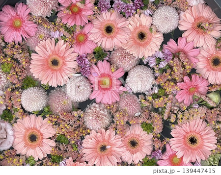 ピンクの花のフラットレイ背景 ピンクの花のフラットレイ背景 139447415